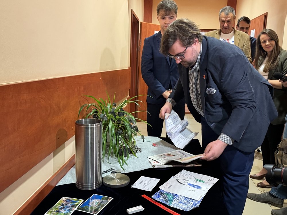 Przedmioty tuż przed schowaniem do kapsuły czasu