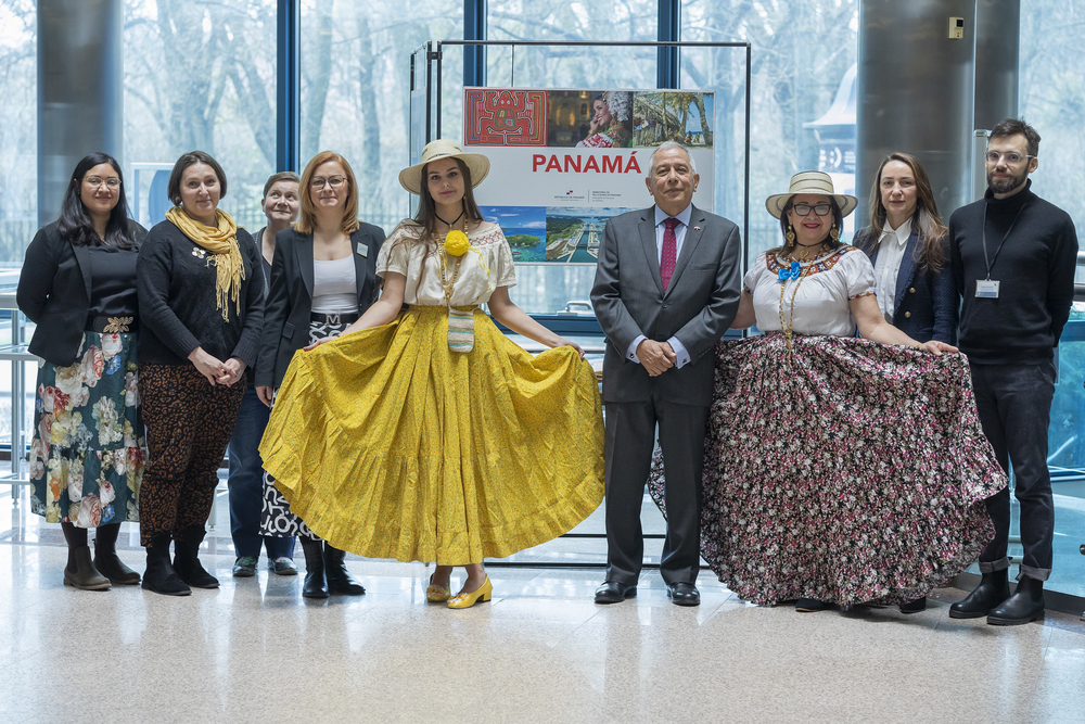 Pan Ambasador, władze UŁ, goście oraz kobiety ubrane w tradycyjne stroje "molas"