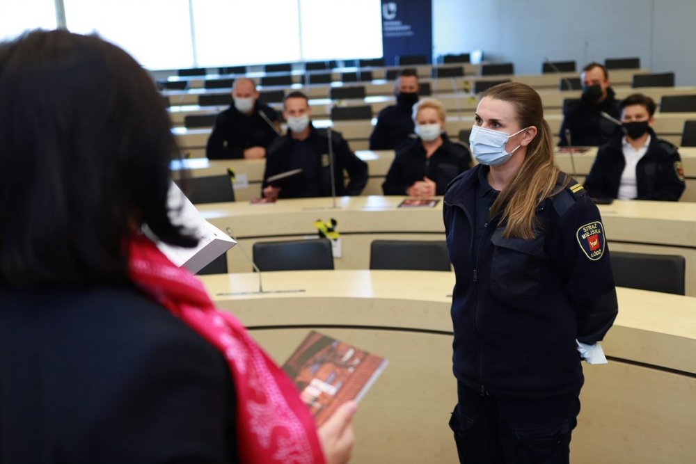 Odbiór dyplomu przez funkcjonariuszkę straży miejskiej 