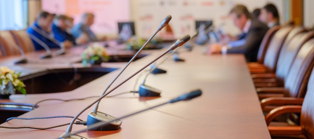 Mikrofony na stole w sali konferencyjnej