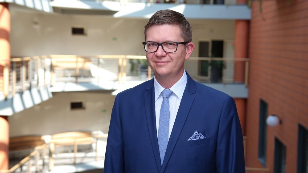 portret prof. Kalinowskiego w patio Wydziału Zarządzania UŁ