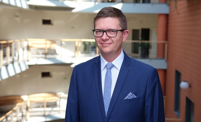 portret prof. Kalinowskiego w patio Wydziału Zarządzania UŁ