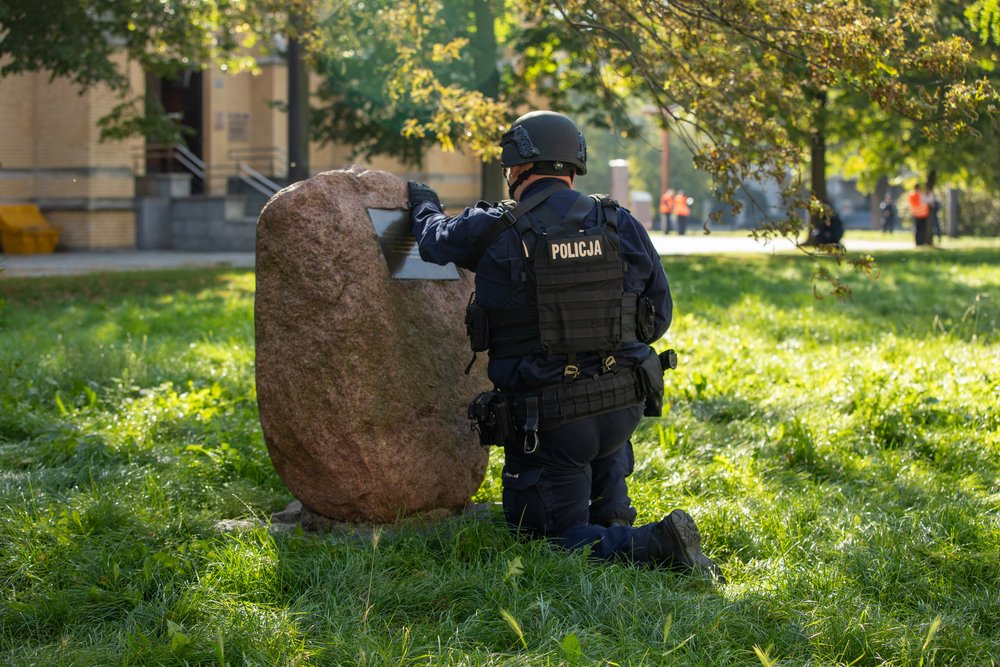 policjat podczas akcji pod katedra