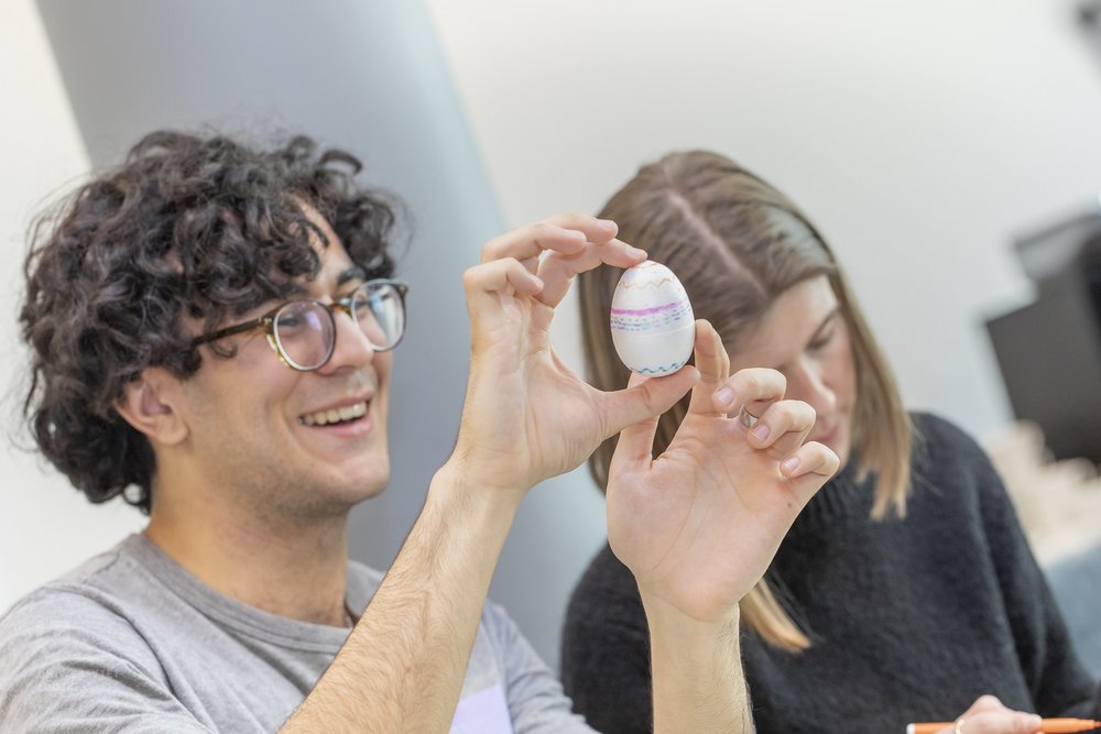 student podczas malowania pisanek