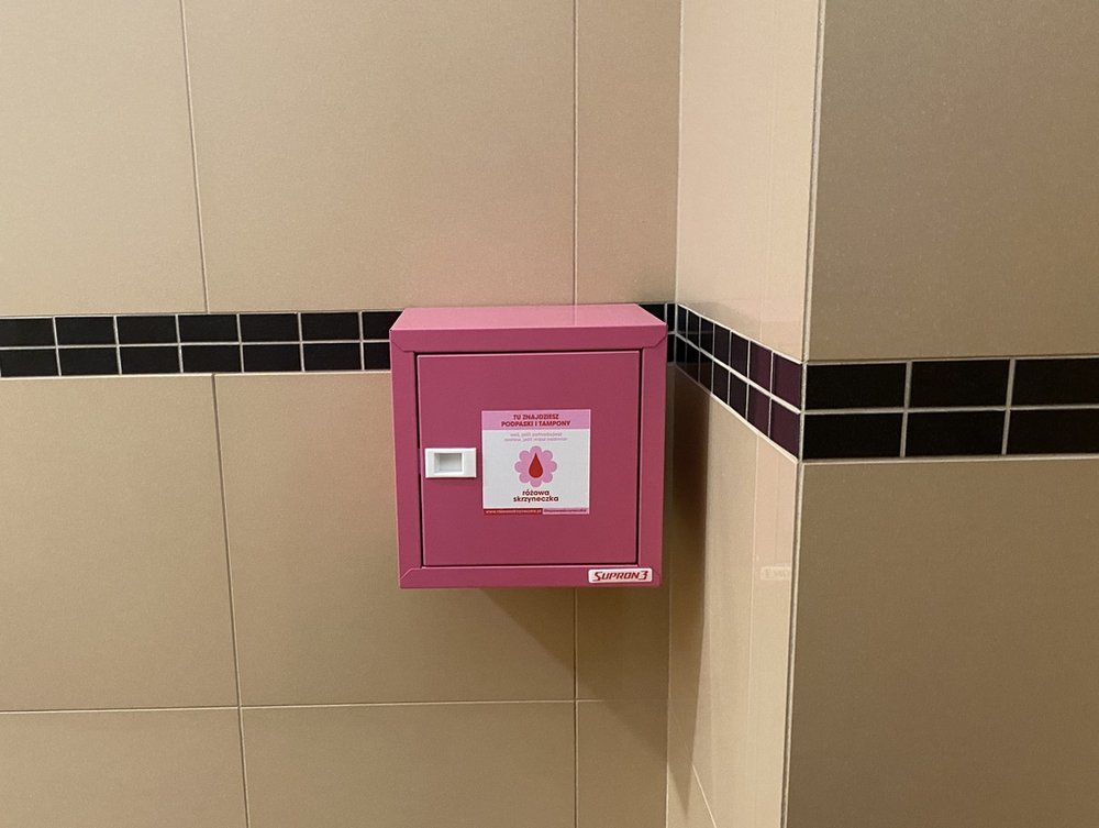 Różowa skrzyneczka zawieszona na ścianie