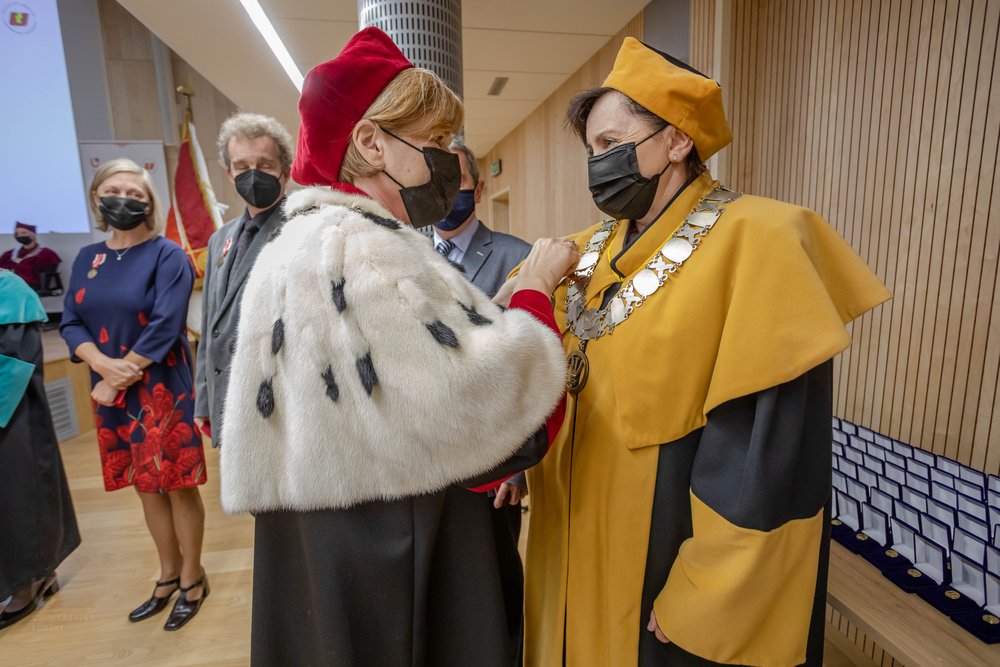Uroczystość z okazji Dnia Edukacji Narodowej, Rektor przypina medal KEN