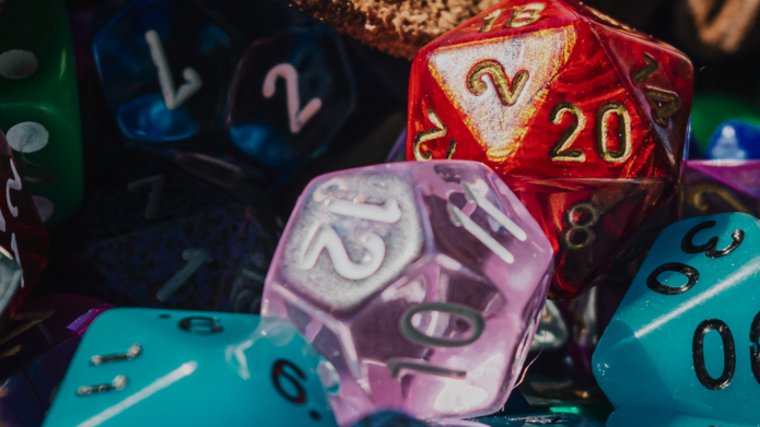 Kostki do gry w różnych kolorach 