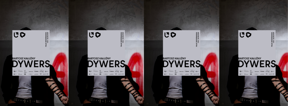 grafika przedstawiająca jedną z wykonanych fotografii, na której mężczyzna zasłania część napisu napisanego farbą w sprayu na murze, widoczne są litery AUS. Twarz mężczyzny zasłonięta jest kwadratem z informacją nt. wystawy grafika przedstawiająca jedną z wykonanych fotografii, na której mężczyzna zasłania część napisu napisanego farbą w sprayu na murze, widoczne są litery AUS. Twarz mężczyzny zasłonięta jest kwadratem z informacją nt. wystawy