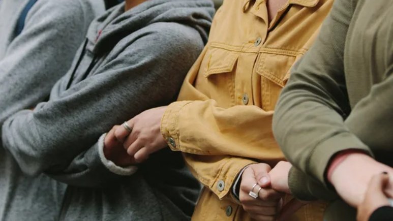 Sylwetki osób trzymających się za dłonie