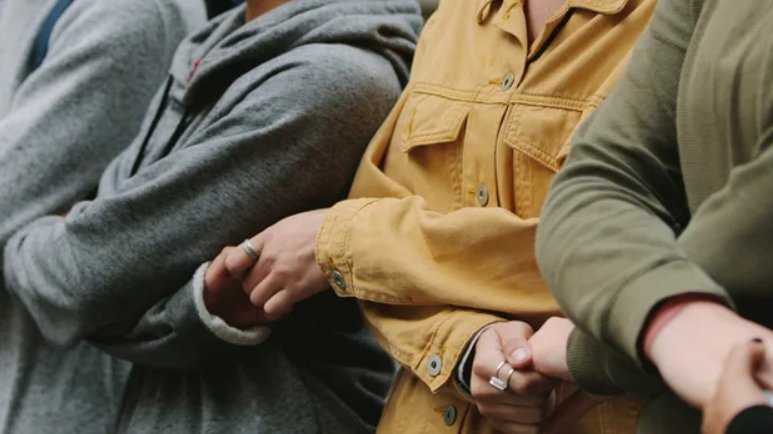 osoby trzymające się za dłonie