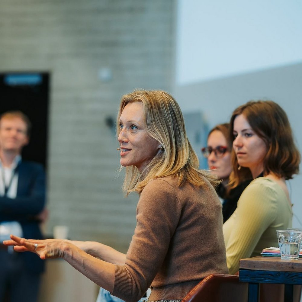 kobieta patrzy w lewo i mówi