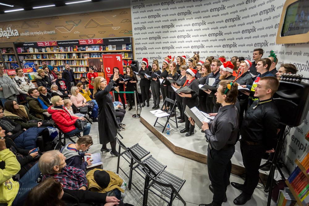 Chór UŁ podczas występu w Empiku