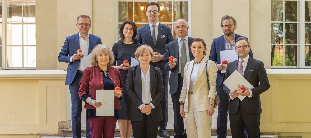 Absolwenci VIP UŁ z Rektor UŁ prof. Elżbietą Żądzińską