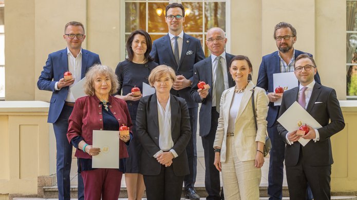 Absolwenci VIP UŁ z Rektor UŁ prof. Elżbietą Żądzińską