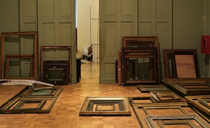 wnętrze pomieszczenia z ramami na obrazy