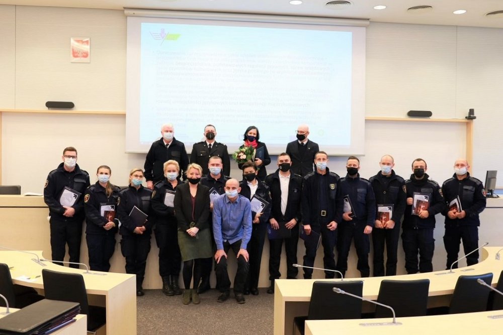 Zdjęcie grupowe wszystkich zgromadzonych na auli kursantów