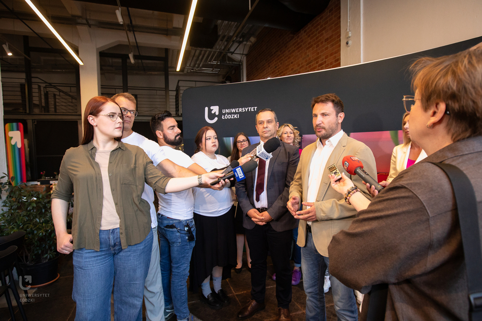 Naukowcy z Wydziału Chemii UŁ i przedstawiciele firmy Olini podczas briefingu prasowego