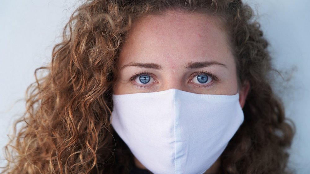 portret kobiety w ochronnej maseczce