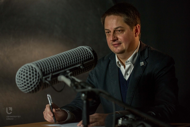 Fotografia mężczyzny za mikrofonem