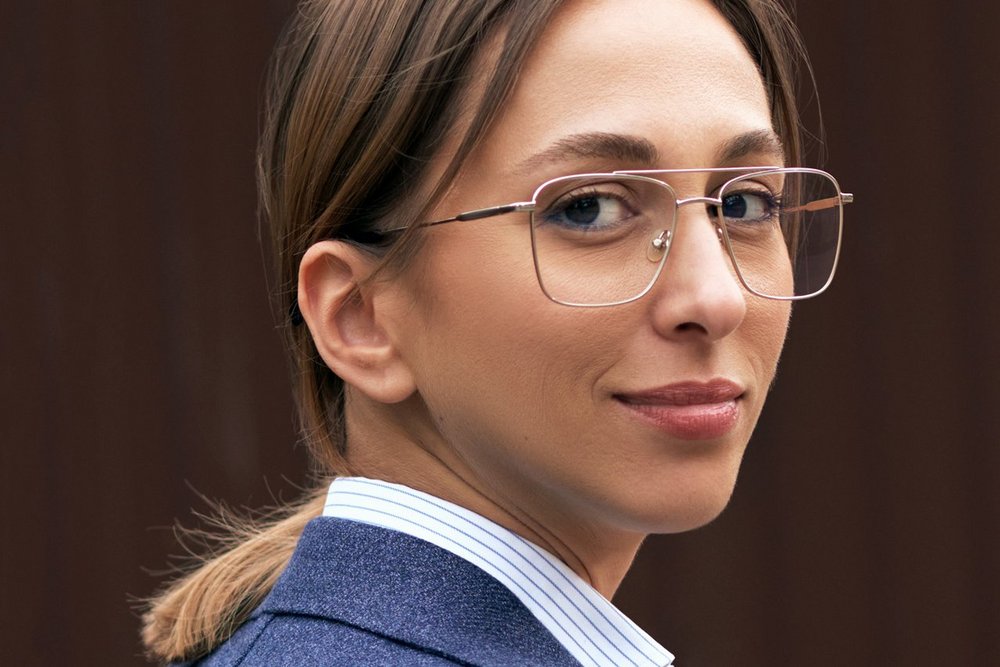 Kolorowe zdjęcie przedstawiające młodą kobietę w okularach, zdjęcie ilustruje artykuł zapraszający na spotkanie rekrutacyjne w Szkole Doktorskiej Nauk Społecznych