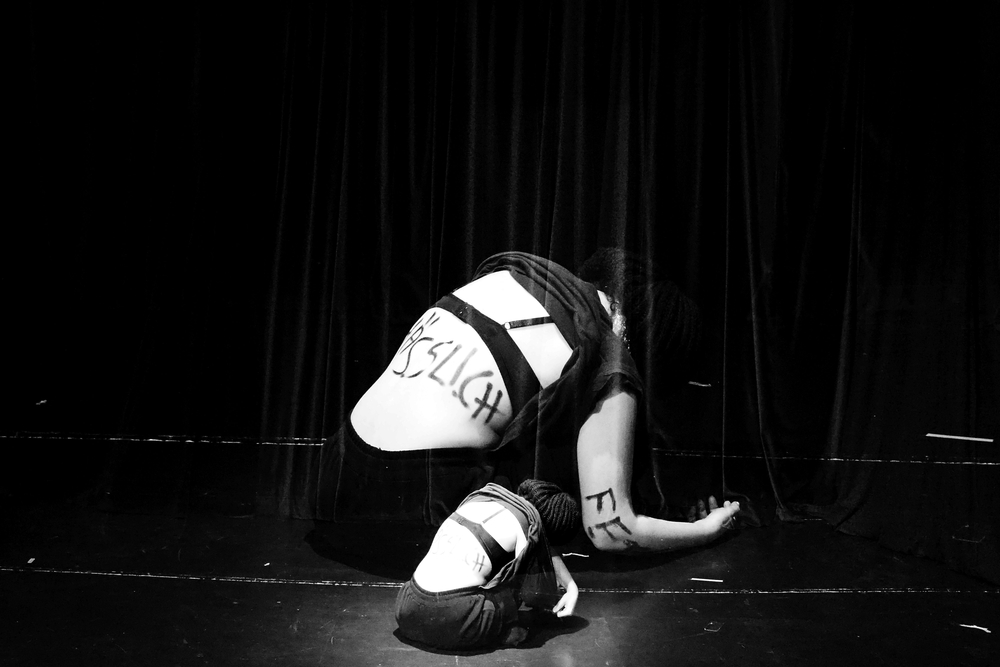 kadr ze sztuki teatralnej, czarnobiałe kontrastowe zdjęcie, które ukazuje fragment ciała kobiety w bieliźnie kadr ze sztuki teatralnej, czarnobiałe kontrastowe zdjęcie, które ukazuje fragment ciała kobiety w bieliźnie