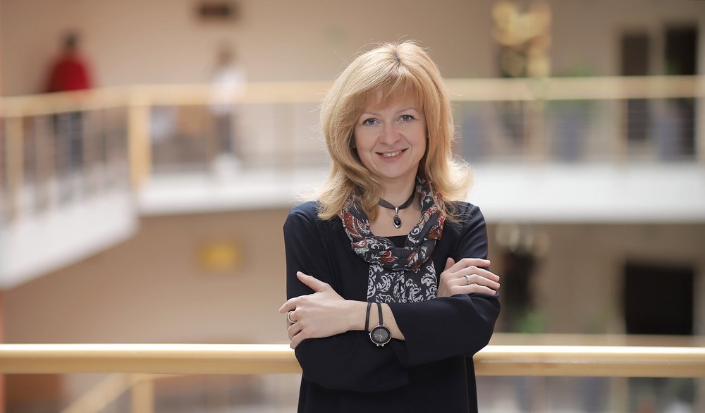 dr Dominika Kaczorowska-Spychalska pozuje na tle Wydziału