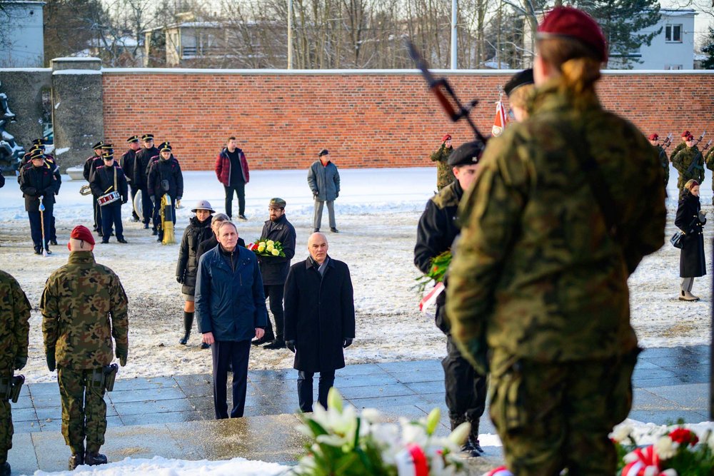 kanclerz Jarosław Grabarczyk składa kwiaty po Pomnikiem