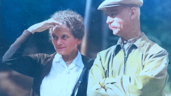 Na zdjęciu widać kobietę i mężczyzną patrzących w dal. Kobieta trzyma uniesioną dłoń nad czołem i przysłania oczy przed słońcem. Są to prof. Tadeusz Kotarbiński z żoną.