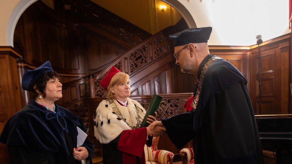 Pani rektor z uczestnikami odnowienia doktoratów