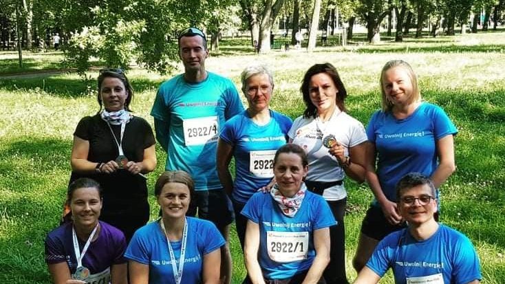 Grupa biegaczy w parku