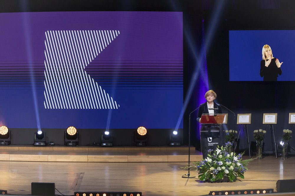 rektor UŁ na scenie podczas przemówienie