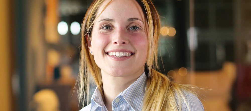 Uśmiechnięta młoda kobieta