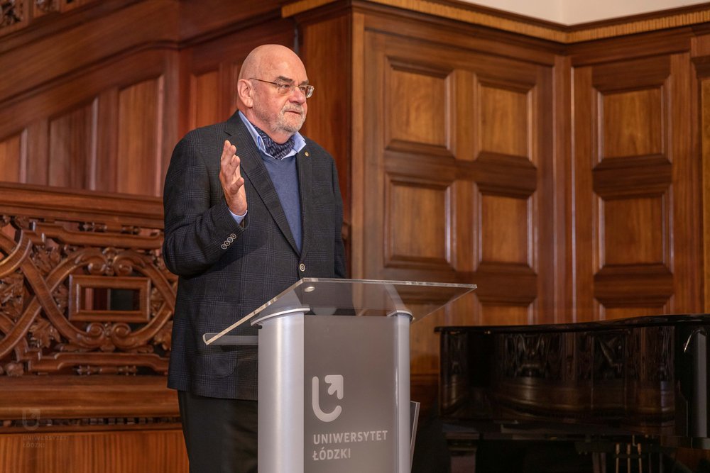 Prof. Zajadło na mównicy