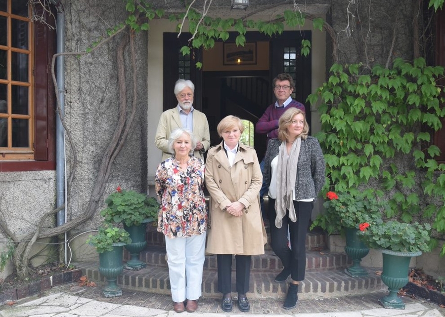 Rektor UŁ prof. Elżbieta Żądzińska i kanclerz UŁ Kamila Szcześniak z zespołem Instytutu Literackiego Kultura przed wejściem do Maisons-Laffitte