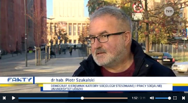 Mężczyzna - ekspert telewizyjnego programu informacyjnego