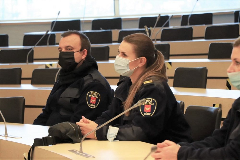 Dwoje funkcjonariuszy straży miejskiej na auli wydziału filologicznego UŁ