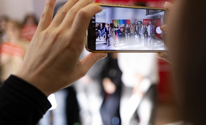 Zdolny uczeń świetny student zdjęcie studentów z telefonem