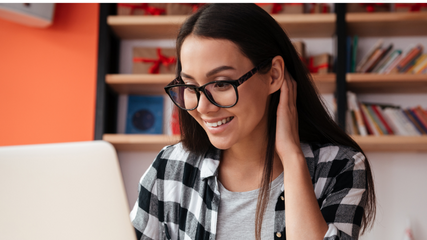 dziewczyna siedząca przy laptopie