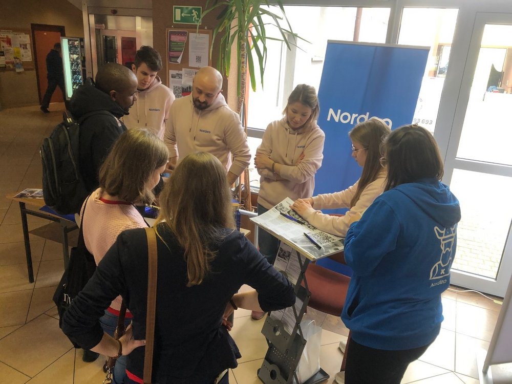 Grupa młodych ludzi na targach pracy