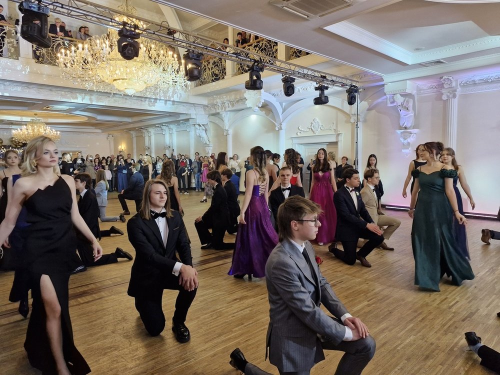 Tegoroczni maturzyści PLU UŁ podczas poloneza