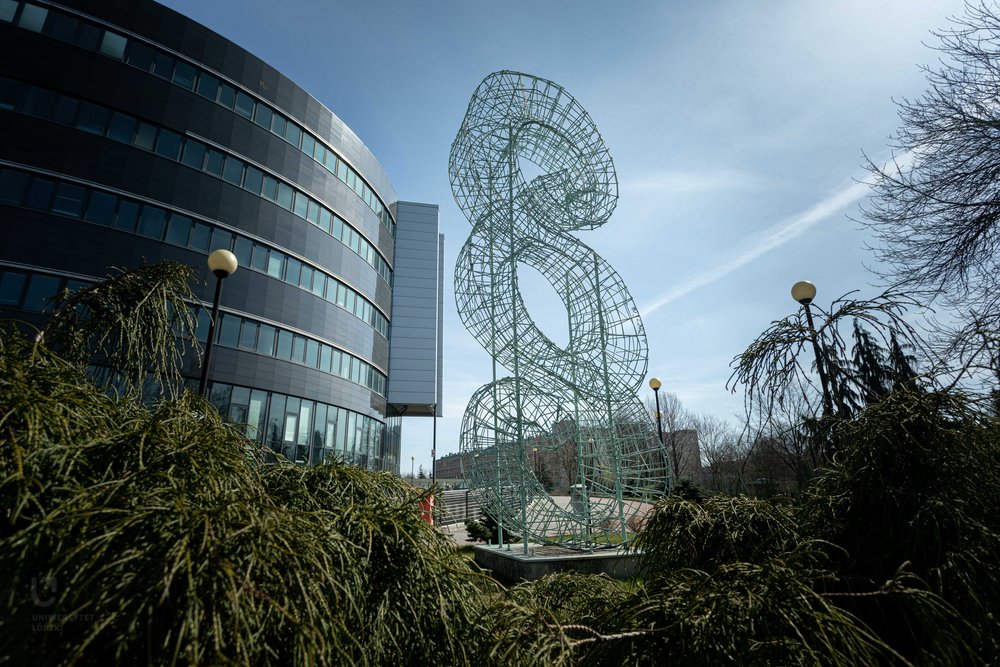 rzeźba przed Wydziałem Prawa i Administracji UŁ