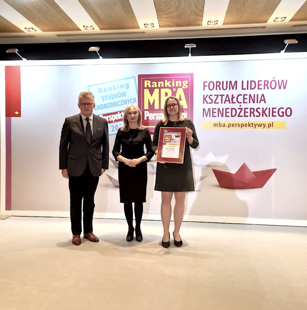 Wręczenie dyplomu wyróżnienia dla studiów MBA UŁ: od lewej prof. Bogusław Smólski, prof. dr hab. Celina M. Olszak oraz dr Anna Sibińska