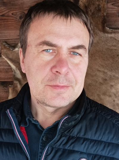 prelegent mężczyzna w średnim wieku w puchowej kurtce prelegent mężczyzna w średnim wieku w puchowej kurtce