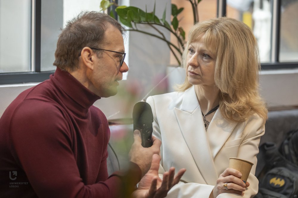 dr Dominika Kaczorowska-Spychalska, prof. UŁ podczas rozmowy z dziennikarzem