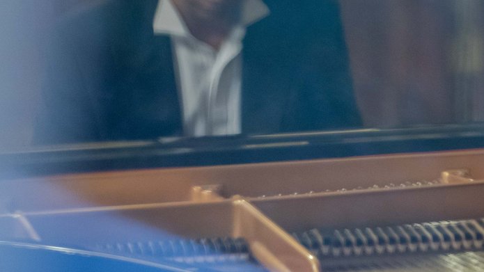 muzyk grający na fortepianie