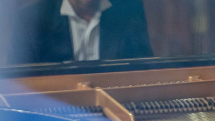 Mężczyzna grający na fortepianie