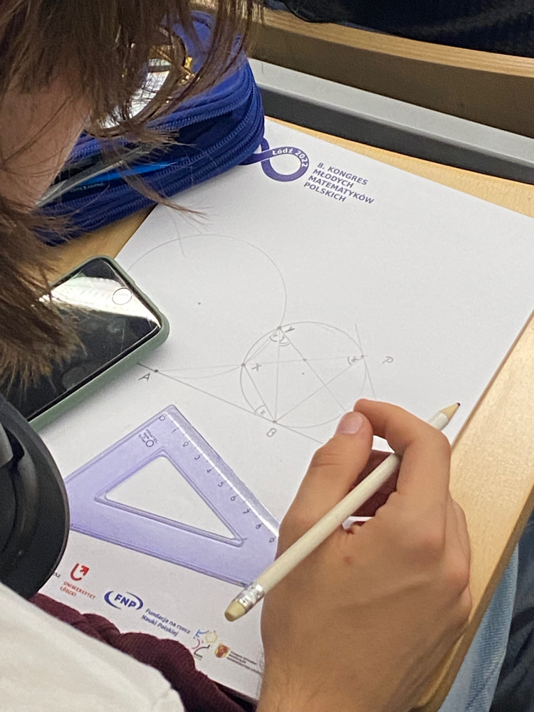 uczestnik kongresu podczas rozwiązywania zadania