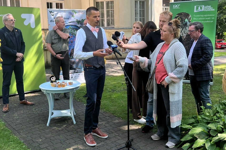 Prorektor UŁ prof. Krzysztof Pabis opowiada dziennikarzom o założeniach Akademii Eko