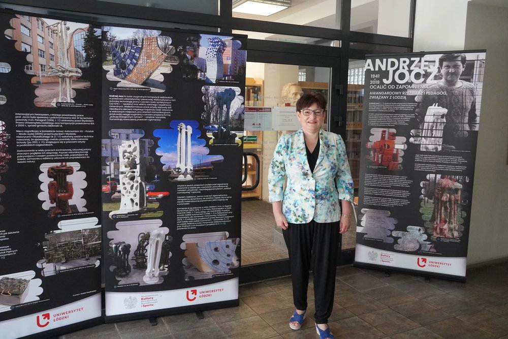 prof. Aneta Pawłowska stoi przy prezentowanych pracach