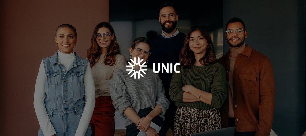 grupa uśmiechniętych ludzi o różnych kolorach skóry